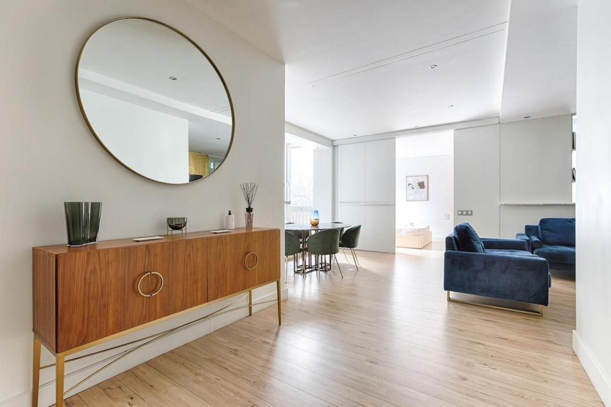 Luxury Montaigne Avenue 4p Paris