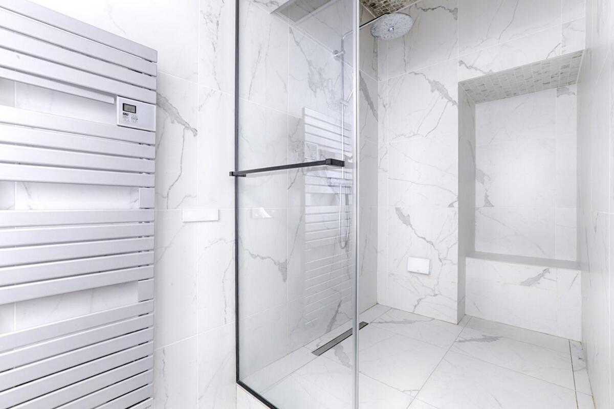 Luxury Montaigne Avenue 4p Apartment